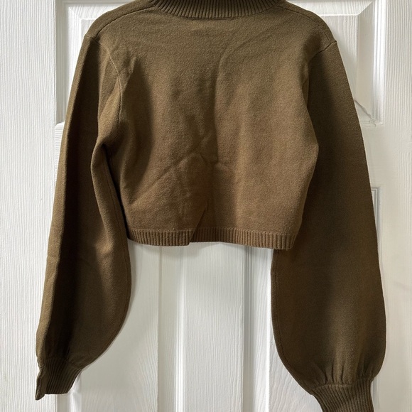 Sachin & Babi Olive Green Knit Cropped Sweater
8037 - Picture 2 of 3